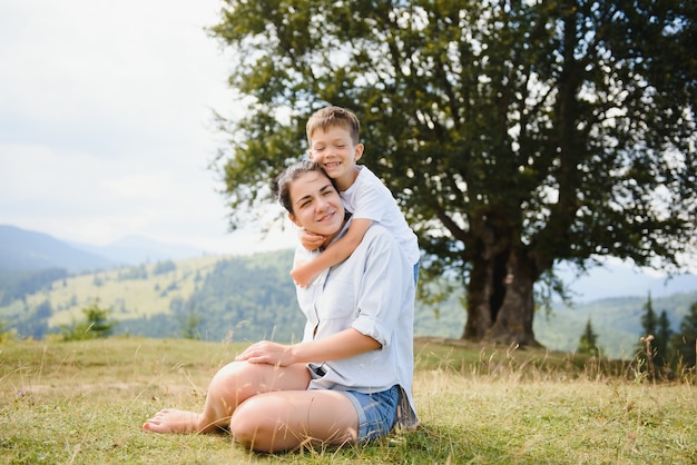 Mère et fils se détendre dans la nature