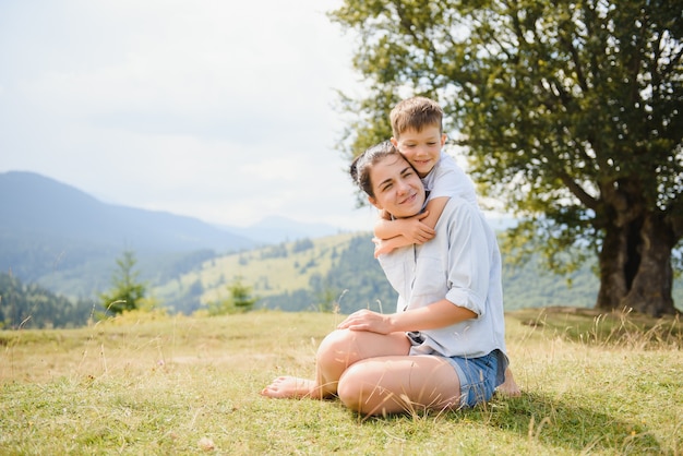 Mère et fils se détendre dans la nature