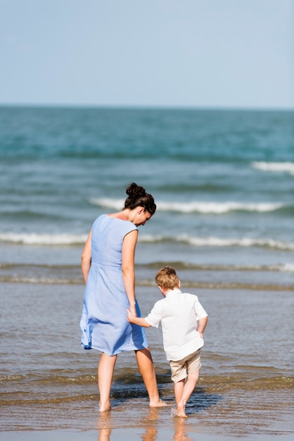 Mère et fils se détendre à la plage