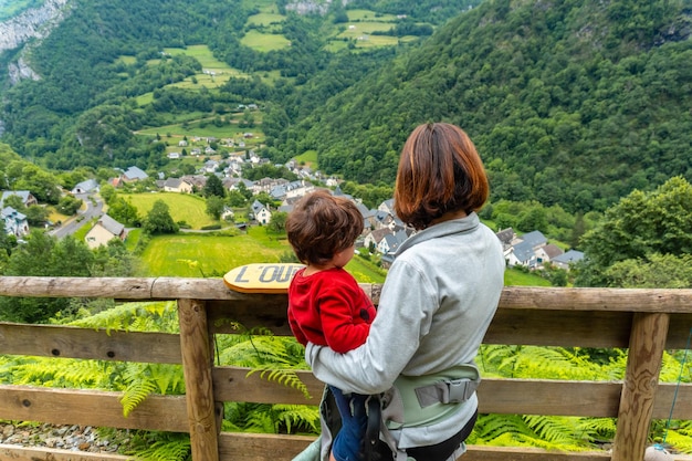 Mère et fils sur un sentier s'amusant dans une commune de Borce dans les Pyrénées françaises et ses belles montagnes