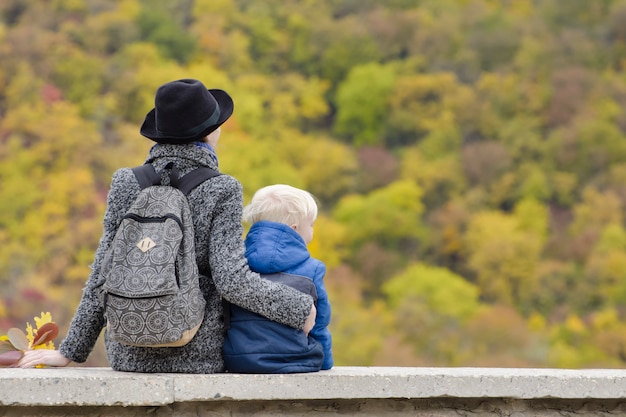 Mère et fils sont assis sur un terrain élevé