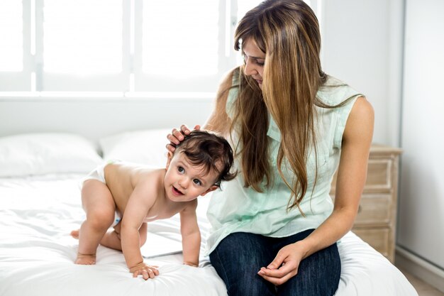 Mère, à, fils souriant, lit