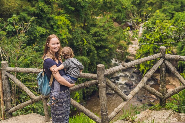 Mère et fils à la surface de la belle cascade de Datanla en cascade dans la ville de montagne de Dalat, Vietnam