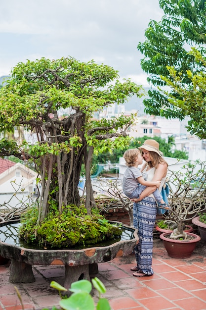 Mère et fils de touristes en bas âge au Vietnam. Po Nagar Cham Tovers.