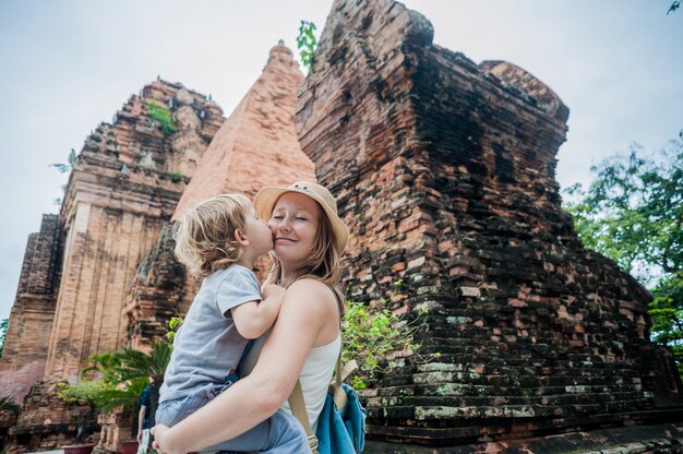 Mère et fils de touristes en bas âge au Vietnam. Po Nagar Cham Tovers.