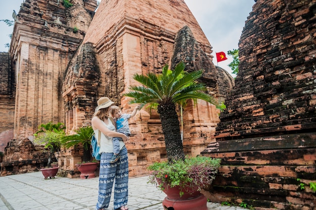 Mère et fils de touristes en bas âge au Vietnam. Po Nagar Cham Tovers.