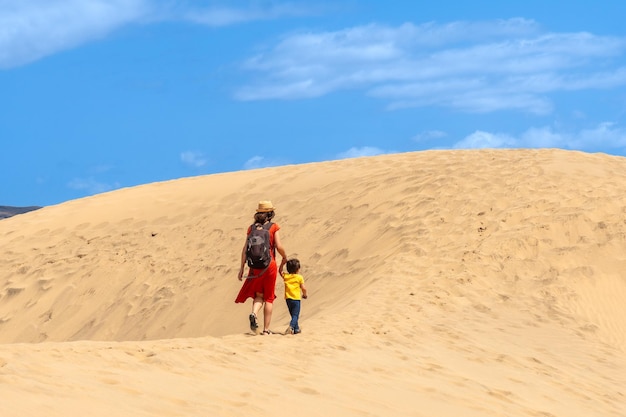 Mère et fils en vacances dans les dunes de Maspalomas Gran Canarie Îles Canaries