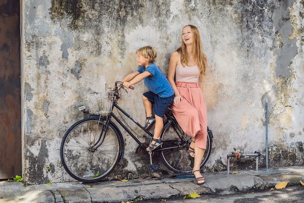 Mère et fils sur un vélo public street art nom enfants sur un vélo peint d sur le mur c'est