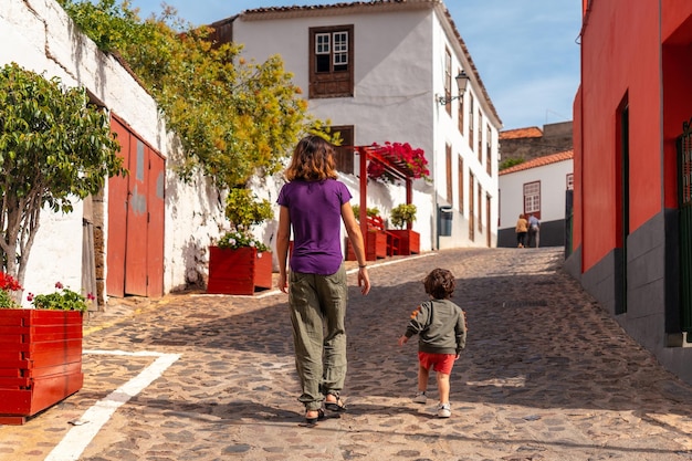 Mère et fils visitant le village d'Agulo au nord de La Gomera en vacances Îles Canaries