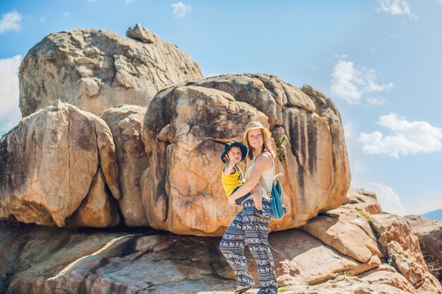 Mère et fils voyageurs au cap Hon Chong, Garden Stone, destinations touristiques populaires à Nha Trang. Vietnam