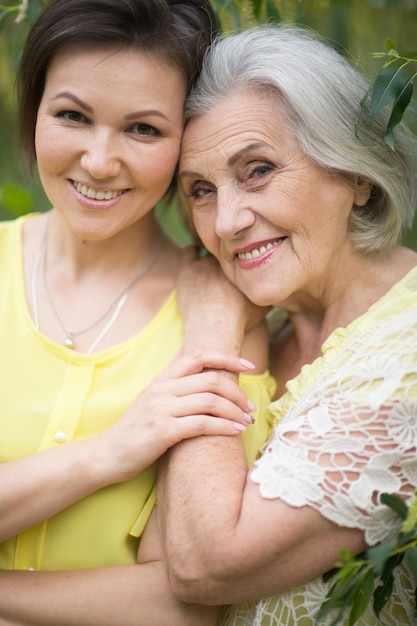 Mère gaie et fille adulte