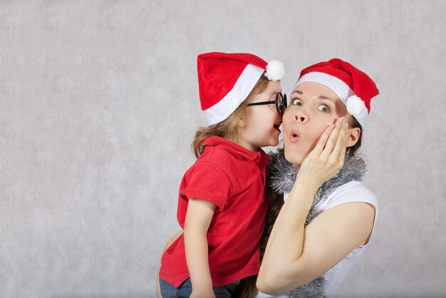 La mère garde son fils de trois ans.