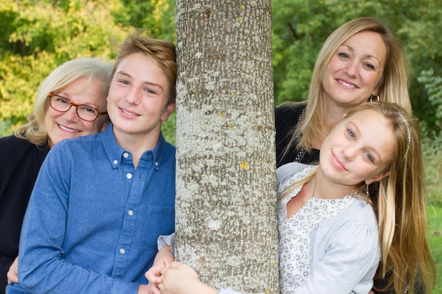 Mère et grand-mère au parc avec garçon et fille