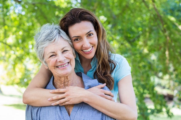 mère et grand-mère smilling