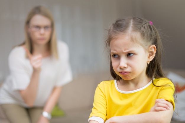 Mère gronde sa fille