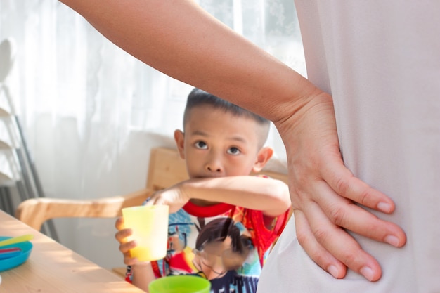 Mère gronde son enfant