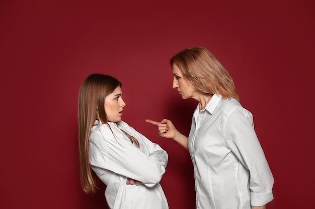 Mère gronder sa fille sur la couleur