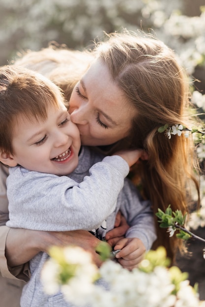 Une mère heureuse embrasse son fils qui rit