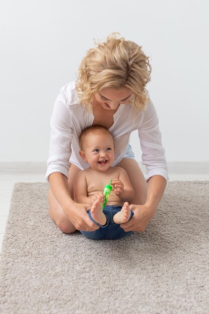 Une mère heureuse avec une petite fille.