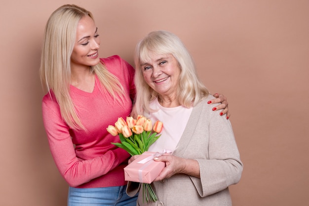 Photo mère heureuse et recevant des cadeaux