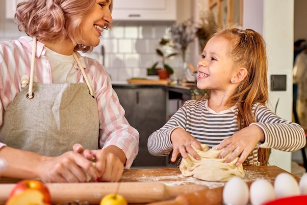 Mère et jolie fille cuisiner ensemble