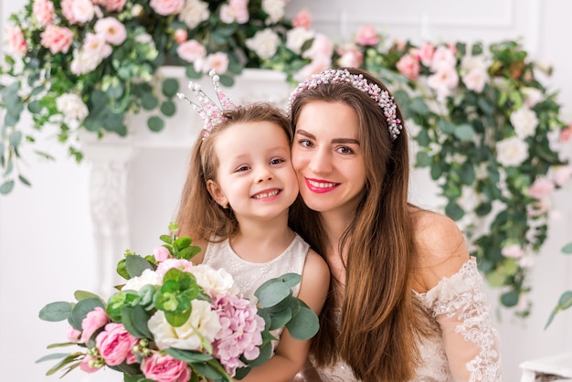 Mère avec une jolie fille en robes élégantes