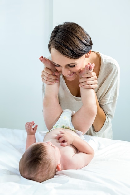 Mère jouant avec bébé dans la chambre