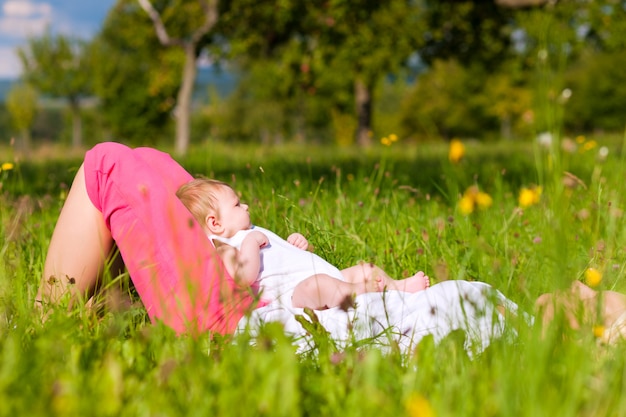 Mère jouant avec bébé sur Prairie