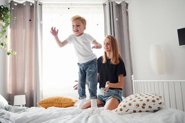 Mère jouant et s'amusant avec son fils dans la chambre pendant la journée.