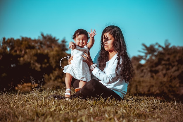 mère jouant avec sa fille dans le parc