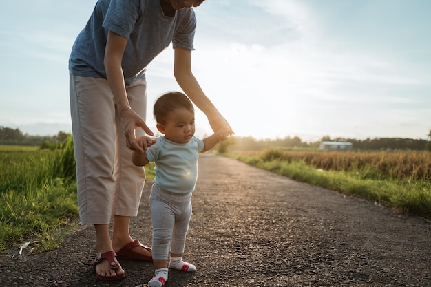 Mère jouant avec sa fille