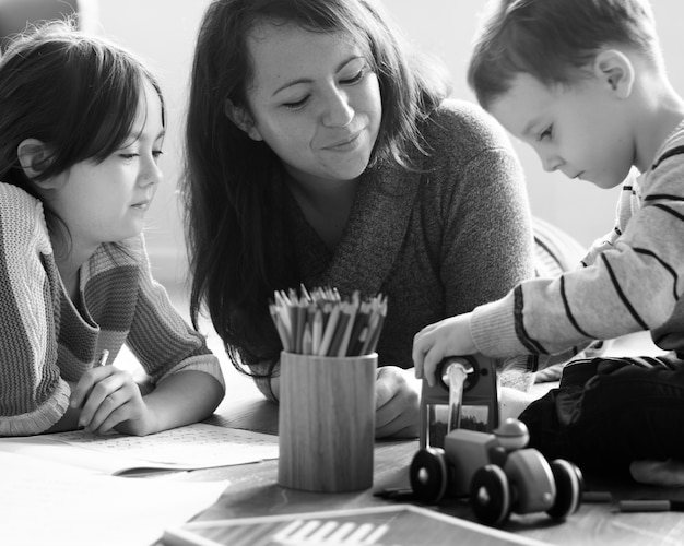 Mère jouant avec ses deux enfants