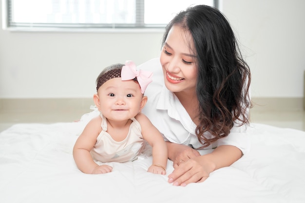 Mère jouant avec son bébé