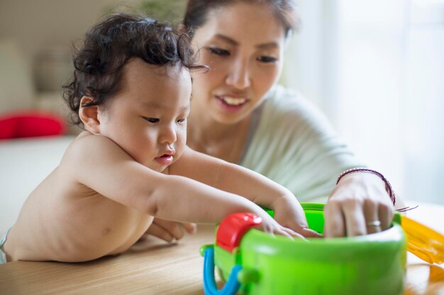 Mère jouant avec son bébé