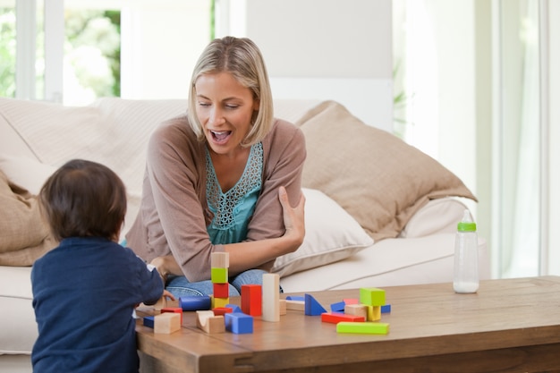 Mère jouant avec son enfant