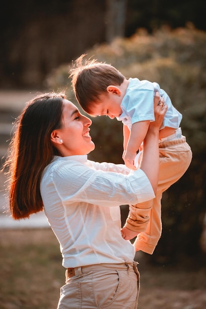 Mère jouant avec son fils dans un parc naturel