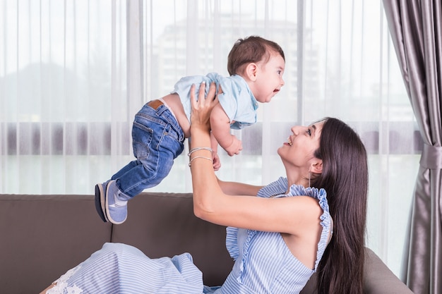 Mère jouant avec son fils