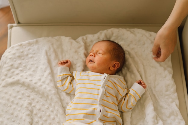 Mère jouant avec son nouveau-né à la maison