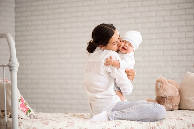 Mère, jouant avec son petit garçon souriant.