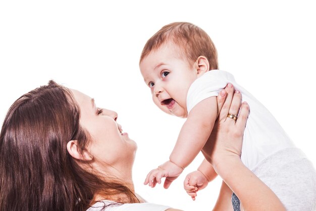 Mère joue avec bébé, petit garçon heureux et souriant