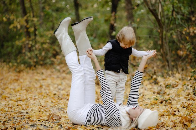 la mère joue avec l'enfant dans le parc