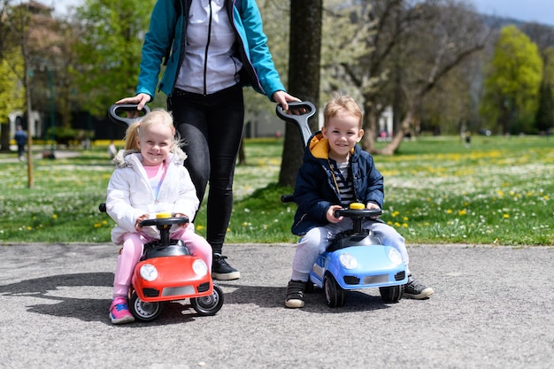 Mère joue avec ses enfants avec petite voiture