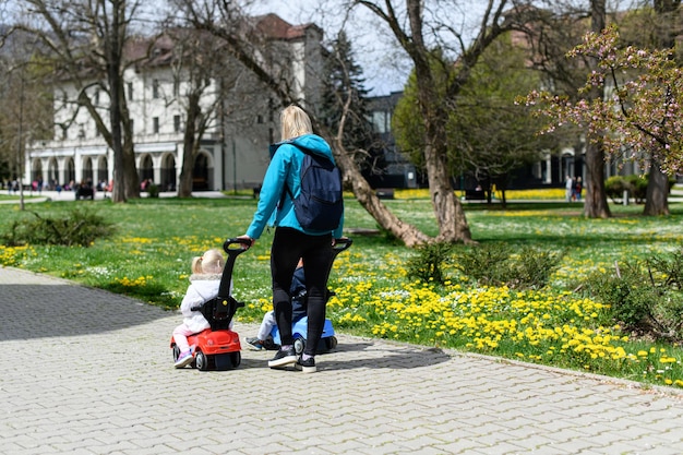 Mère joue avec ses enfants avec petite voiture