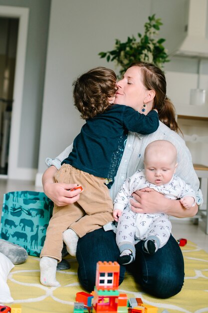 Mère joue avec ses fils à l'intérieur