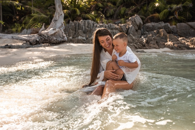 Mère joue avec son fils dans l'océan