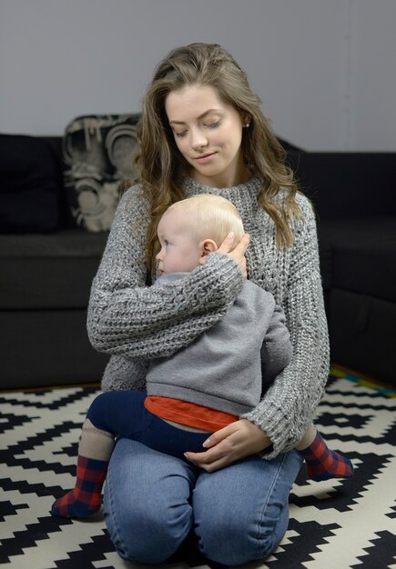 Mère joue avec son fils