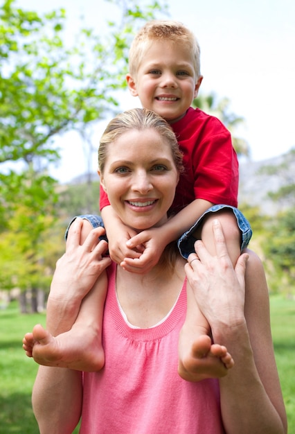 Mère joyeuse donnant son fils piggy-back