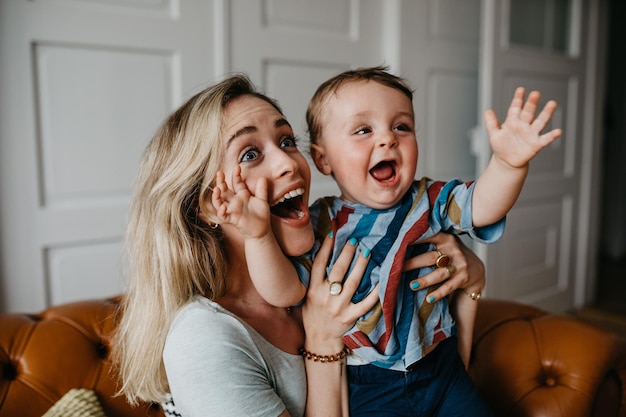 Mère joyeuse avec son fils à la maison