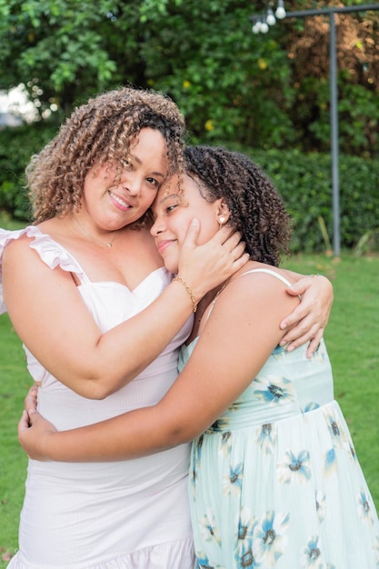 Mère latine avec sa fille adolescente dans le parc