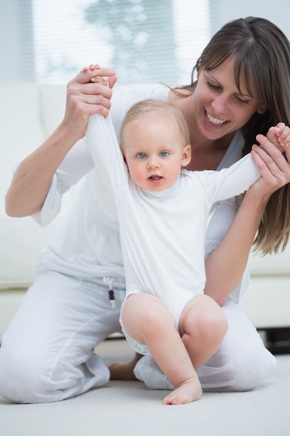 Mère levant les bras de son bébé